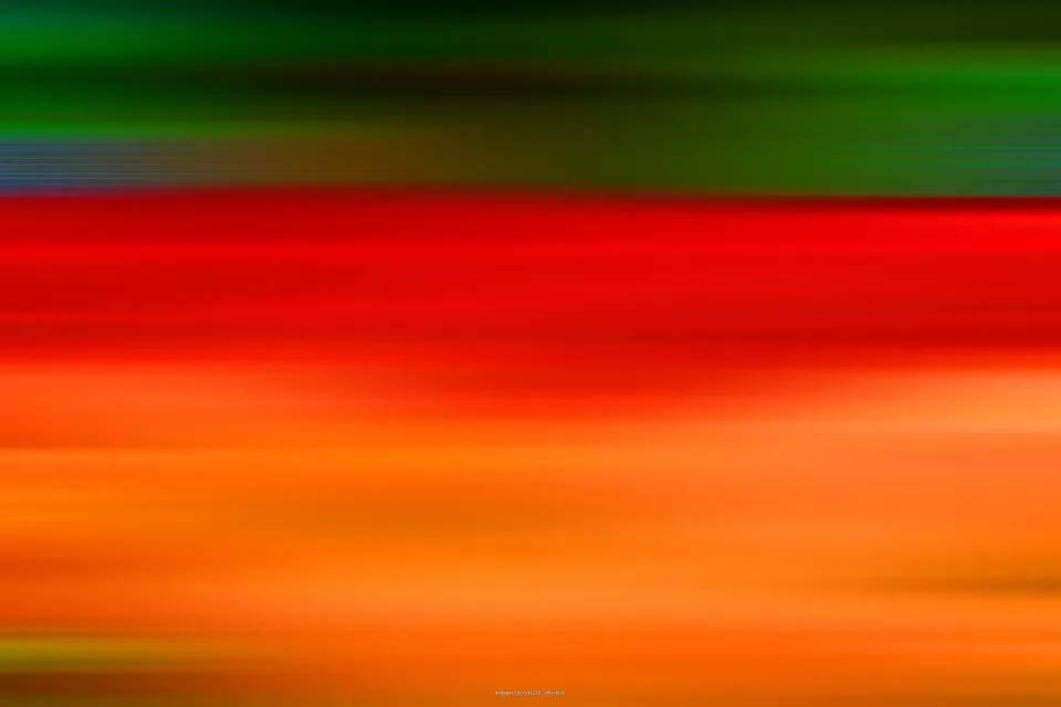 Abstrakte, horizontal verwischte Farbstreifen: oben dunkles Grün, darunter leuchtendes Rot und zum unteren Rand hin Orange.