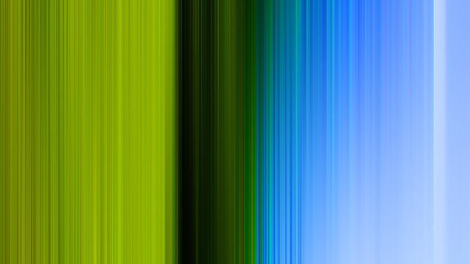 Abstrakte vertikale Streifen, die von Olivgrün über Schwarz in Blau und helles Hellblau übergehen, wie eine verwischte Bewegungsaufnahme.
