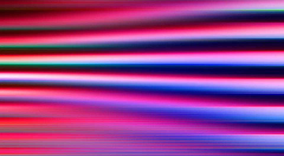 Abstraktes Bild aus horizontalen, leicht verwischten Streifen in Pink, Rot, Violett und Blau, dazwischen dunkle Bänder und einzelne grüne Akzente.