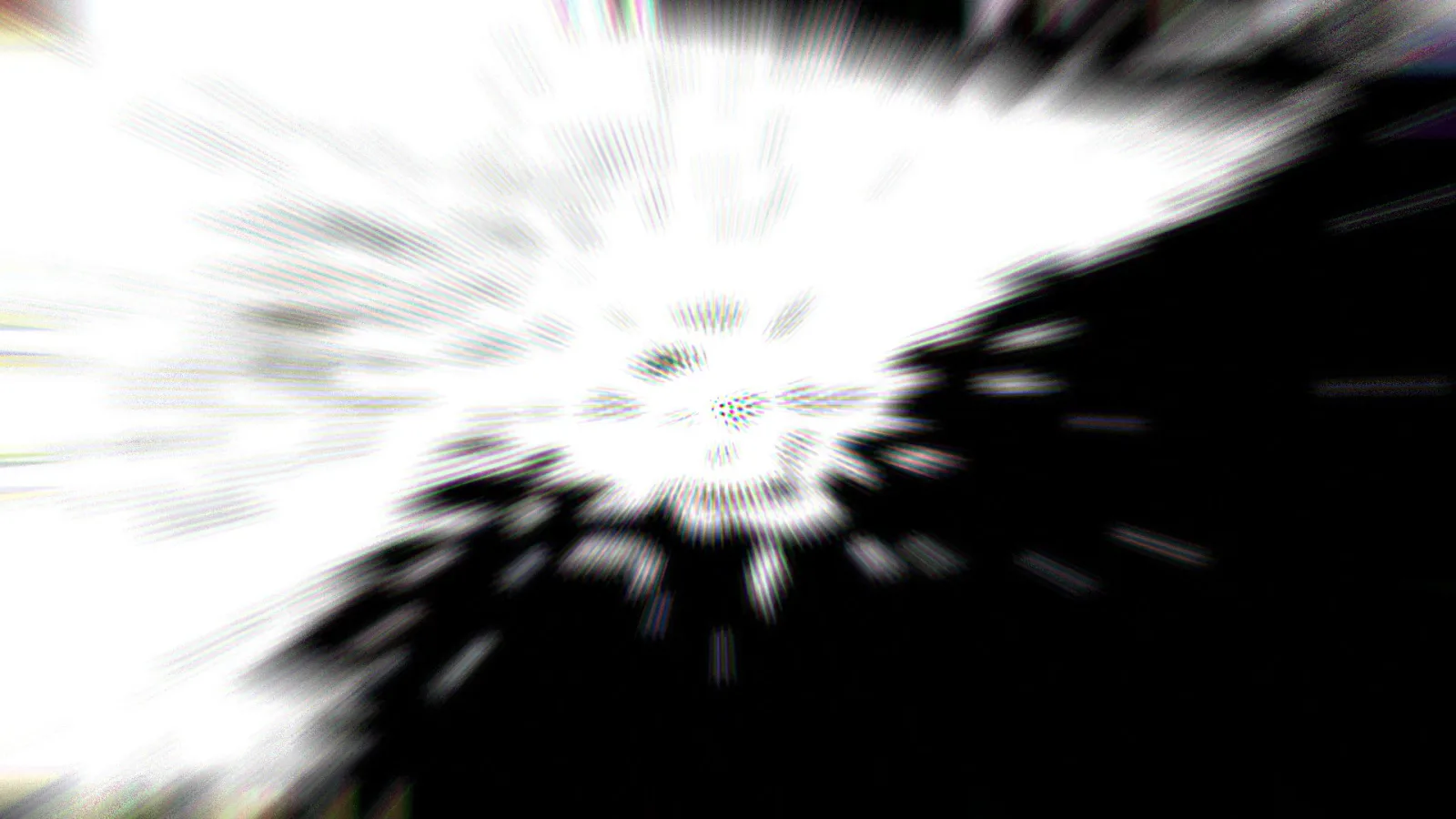 Schwarzweißes abstraktes Bild: Von einem hellen Zentrum aus strahlen weiße Schlieren radial in alle Richtungen, rechts und unten dominiert tiefes Schwarz.
