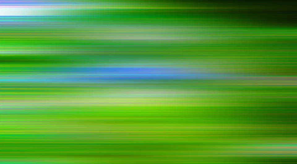 Abstrakte horizontale Streifen in verschiedenen Grüntönen, durchzogen von hellen Blau- und Weißakzenten, die wie verwischte Bewegung wirken.