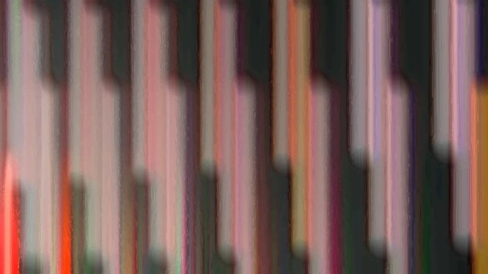Abstrakte Komposition aus vertikalen, unscharfen Streifen in Rosa, Grau und Orange auf dunklem Grund.