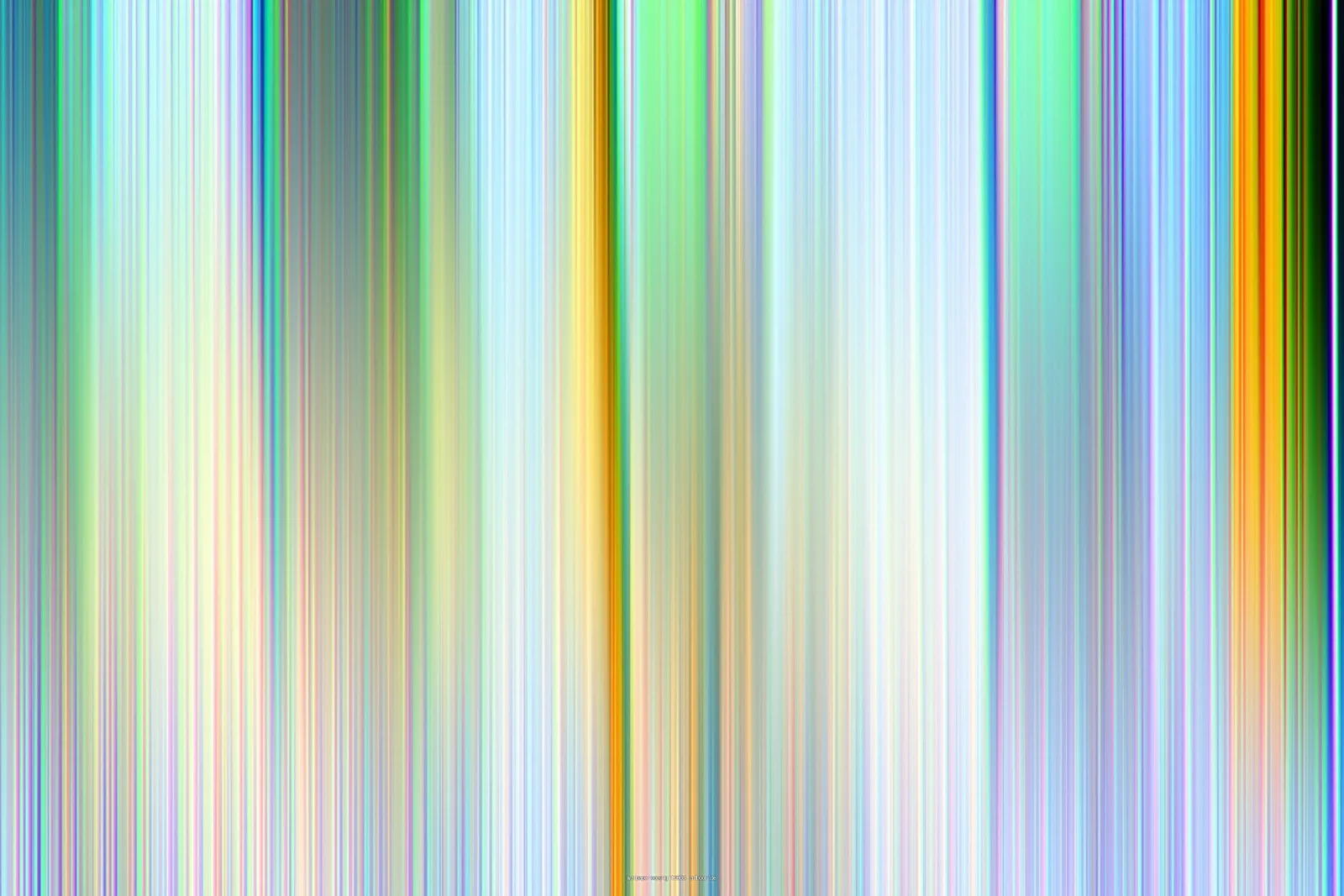 Abstraktes Bild aus vertikalen, verwischten Linien in Grün, Blau, Gelb und Orange auf hellem Grund.