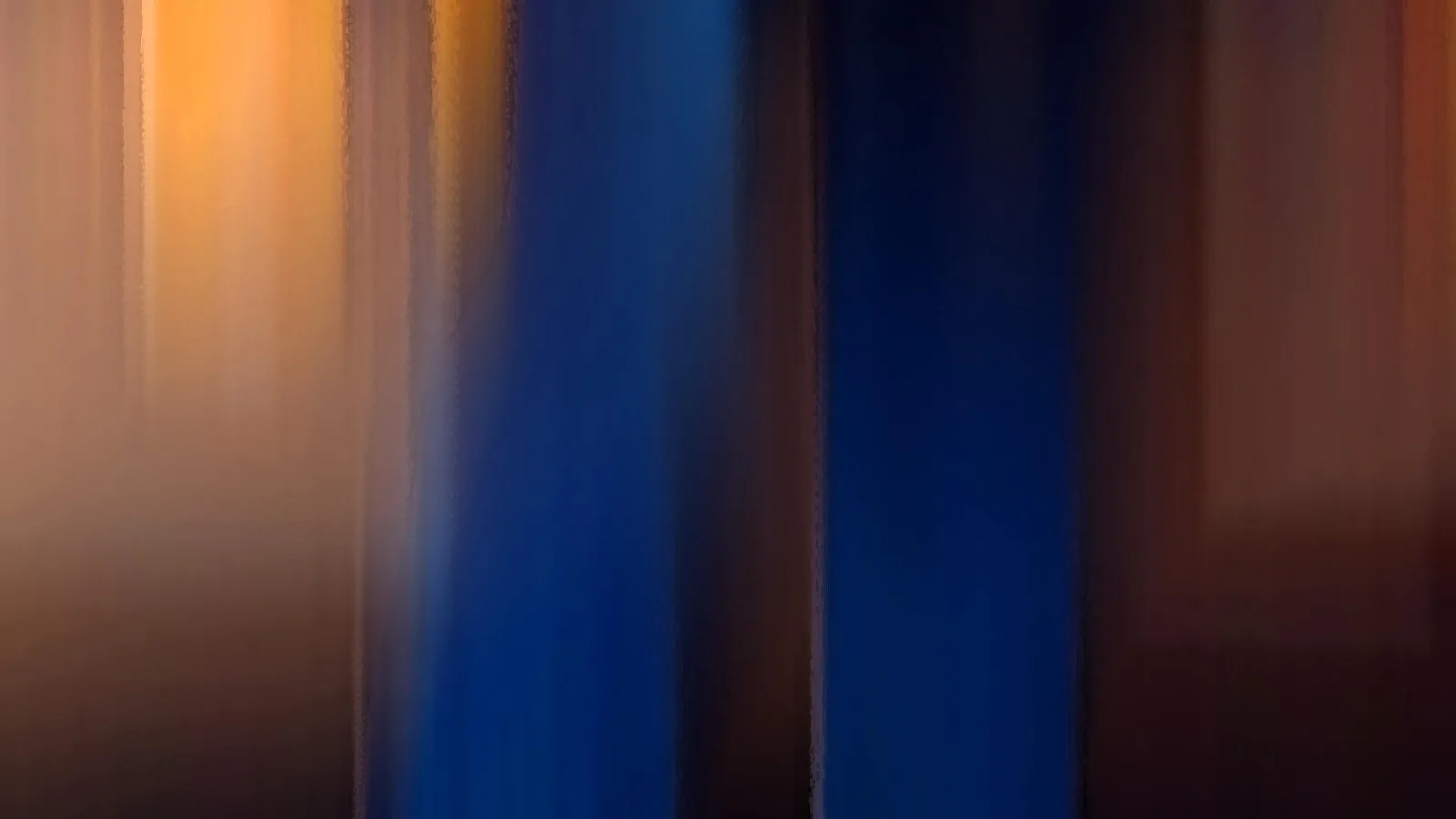 Vertikal verwischte Streifen in Blau, Orange und Dunkelbraun.