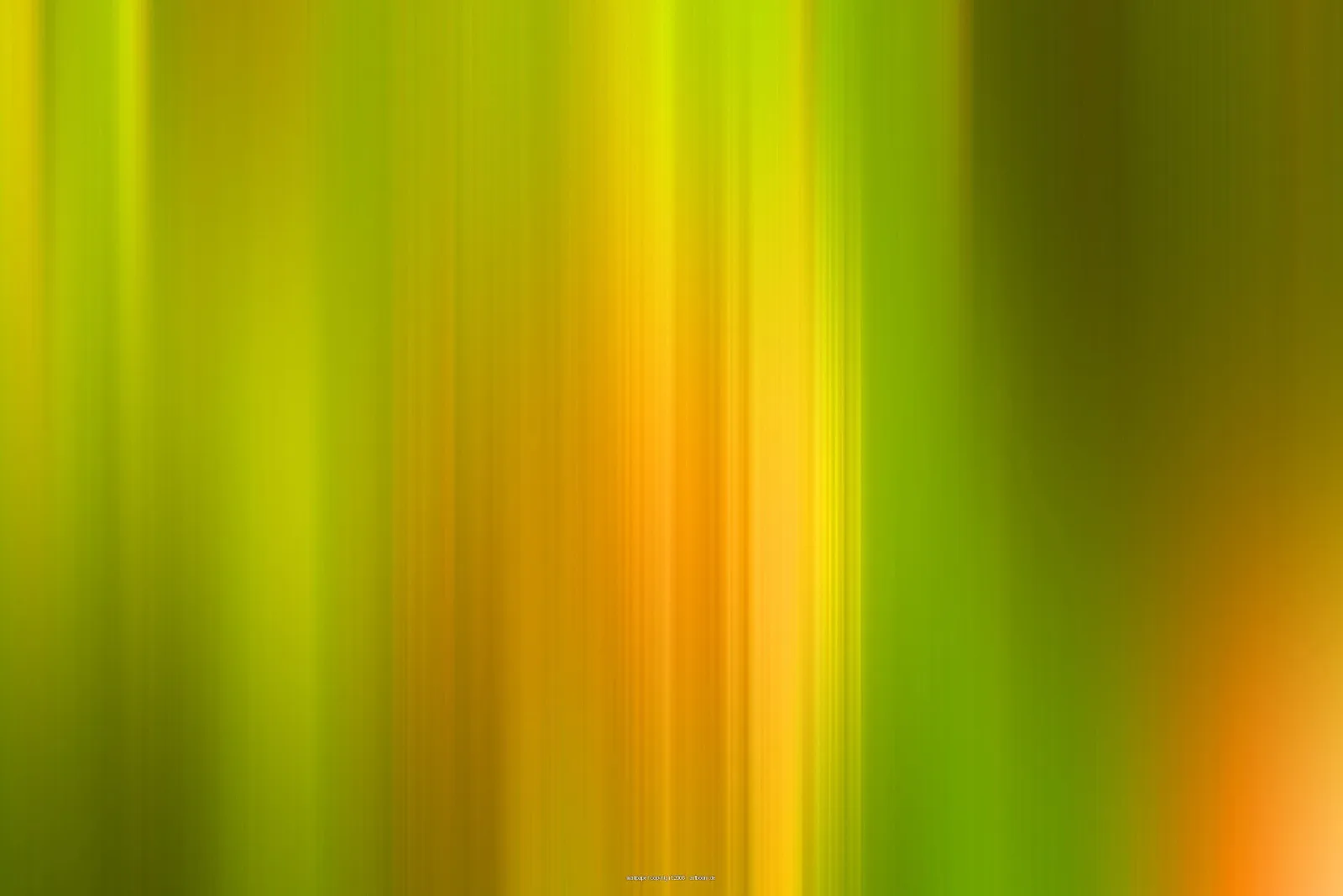 Abstrakte vertikale Streifen in Grün, Gelb und Orange, die wie eine Bewegungsunschärfe wirken, rechts unten ein orangefarbener Lichtfleck.