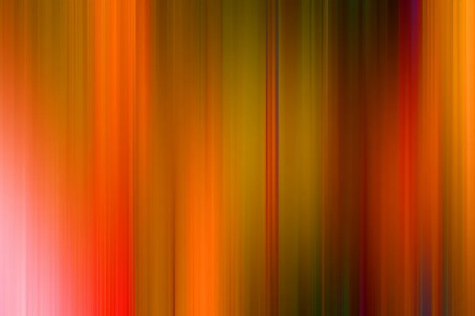 Abstrakte Komposition aus vertikalen, verwischten Streifen in Orange, Rot, Gelb und Dunkelbraun, links heller werdend bis zu Rosa.