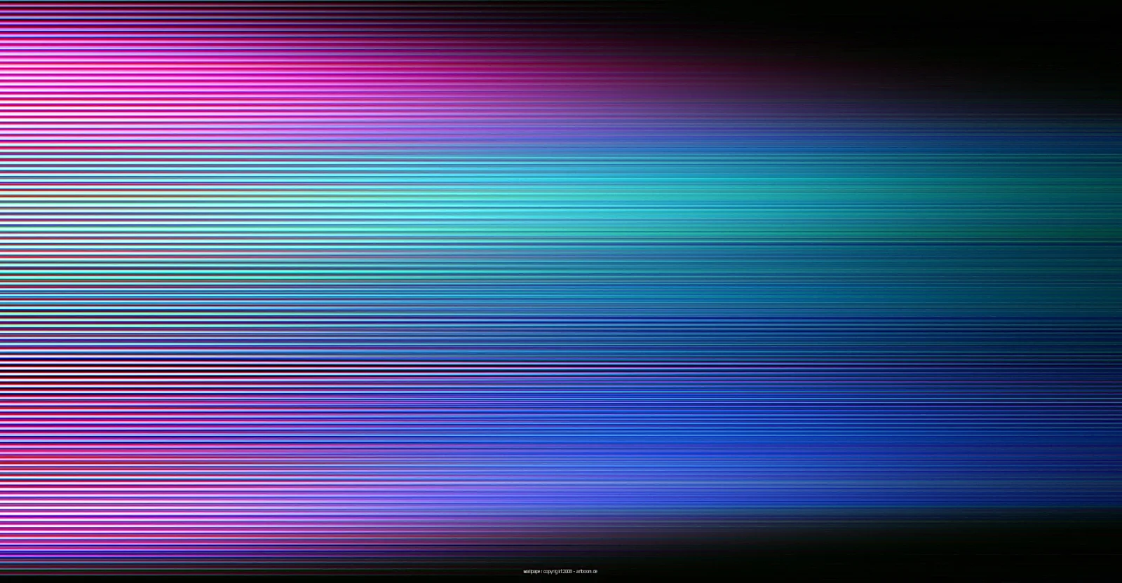 Horizontale, leuchtende Lichtstreifen, links magenta-pink, in der Mitte türkis und blau, auf schwarzem Grund.