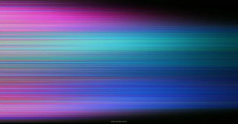 Horizontale, leuchtende Lichtstreifen, links magenta-pink, in der Mitte türkis und blau, auf schwarzem Grund.