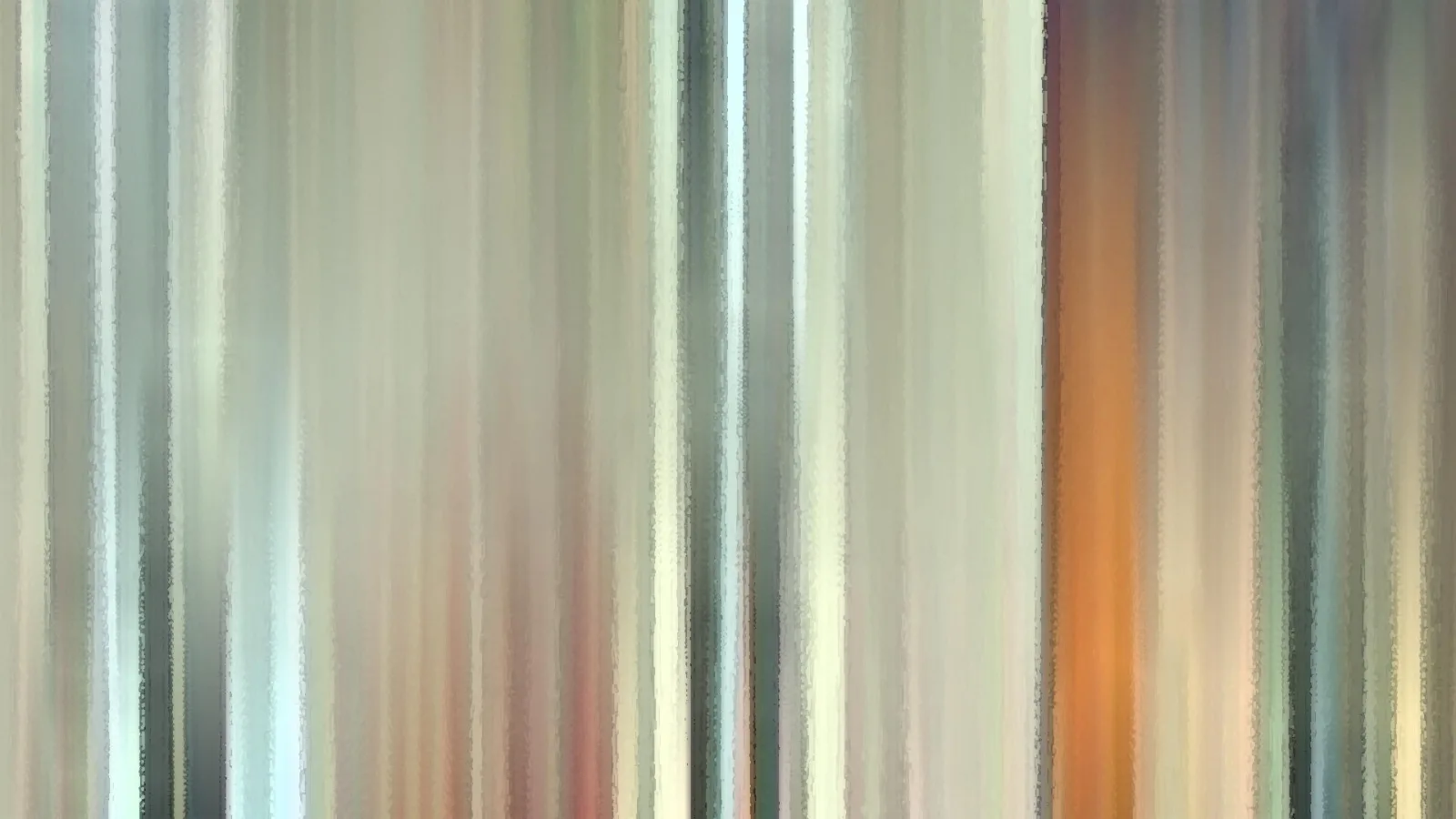 Abstrakte Komposition aus vertikalen, unscharfen Streifen in Grau, Beige und Grün, rechts ein leuchtend oranger Streifen.