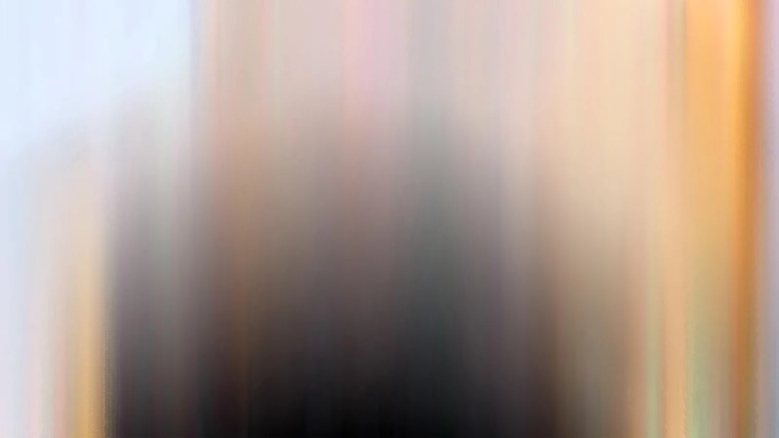 Stark verwischte, senkrechte Streifen in Hellblau, Pfirsich und Orange, im unteren Mittelteil eine dunkle, schemenhafte Form.