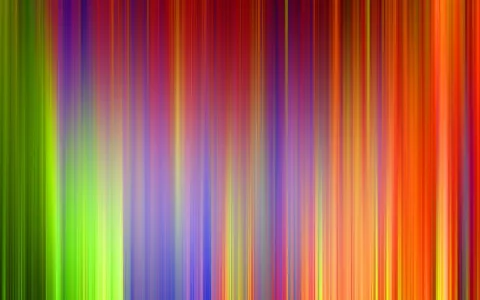 Abstrakte Komposition aus vertikalen, unscharfen Streifen in Grün, Gelb, Violett, Blau, Rot und Orange, die von links nach rechts ineinander übergehen.