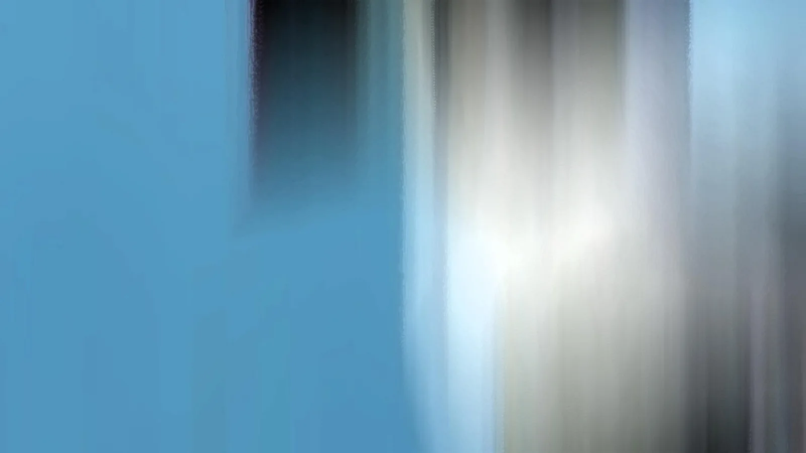 Abstrakte, vertikal verwischte Streifen in Blau, Weiß und Grau, links eine flache blaue Fläche, rechts ein heller Lichtbereich mit dunklem Akzent oben.