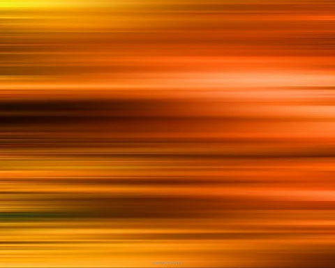Abstraktes Bild mit horizontalen, verwischten Streifen in Orange, Rot, Gelb und dunklem Braun