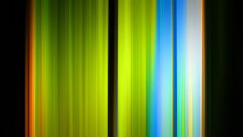 Abstraktes Bild aus vertikalen, verwischten Streifen in Gelbgrün, Blau und Weiß auf schwarzem Grund, am linken und rechten Rand mit orangefarbenen Linien.