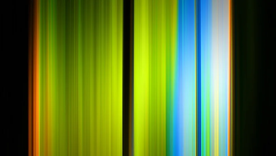 Abstraktes Bild aus vertikalen, verwischten Streifen in Gelbgrün, Blau und Weiß auf schwarzem Grund, am linken und rechten Rand mit orangefarbenen Linien.