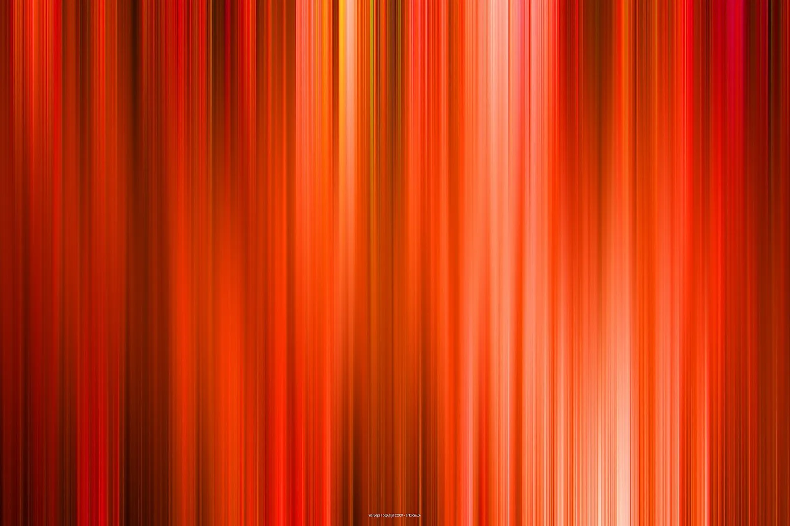 Vertikal verwischte Linien in Rot, Orange und Gelb, die von dunklen Rändern zu einer hellen Mitte hin leuchten.