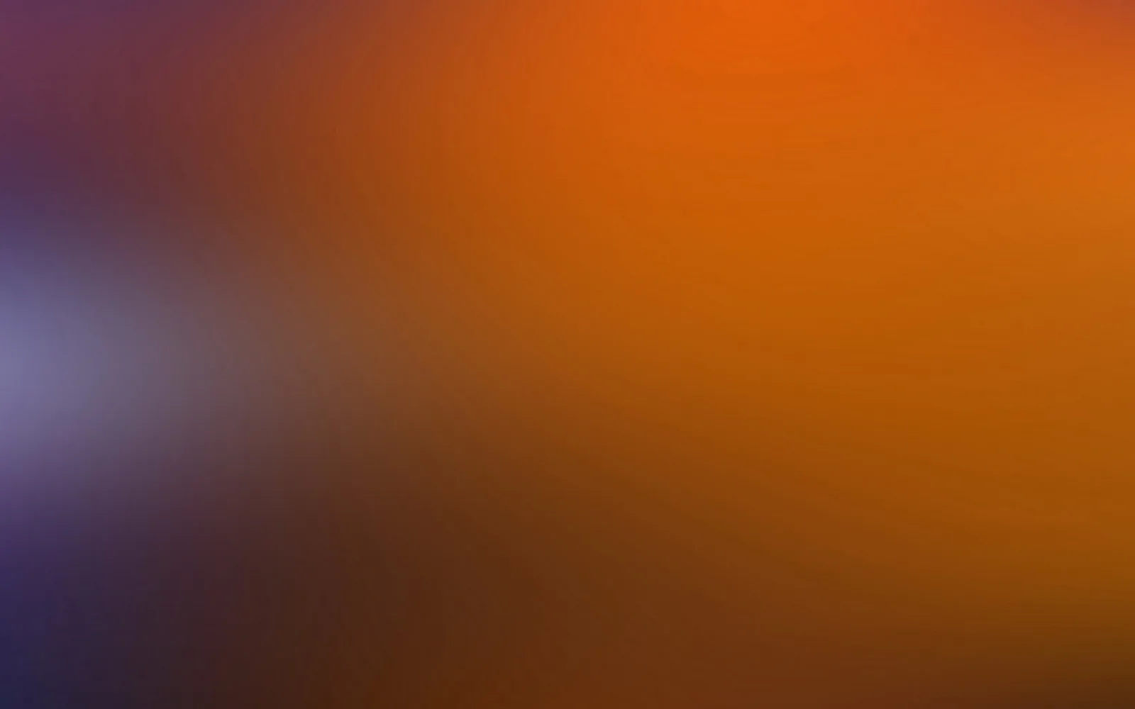Weich verlaufender Farbverlauf von Orange im Zentrum und rechts nach Violett und Dunkelbraun links, mit einem hellen lavendelfarbenen Lichtschimmer am linken Rand.