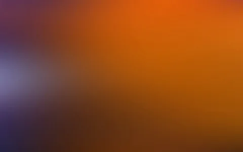 Weich verlaufender Farbverlauf von Orange im Zentrum und rechts nach Violett und Dunkelbraun links, mit einem hellen lavendelfarbenen Lichtschimmer am linken Rand.