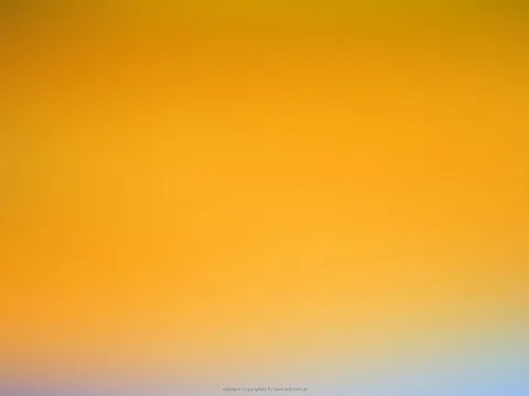 Weicher Farbverlauf von warmem Orange und Gelb oben zu hellem Blau und Lila am unteren Bildrand, ohne erkennbare Motive.