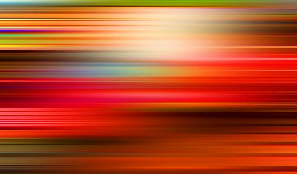 Abstrakte horizontale Schlieren in Rot, Orange, Gelb und Grün, die von hellen Bereichen oben rechts zu dunklen Partien unten verlaufen.