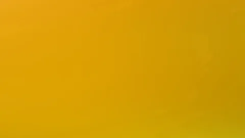 Gleichmäßiger, verwischter Farbverlauf von Orange über Gelb bis Ockergelb, ohne erkennbare Motive.