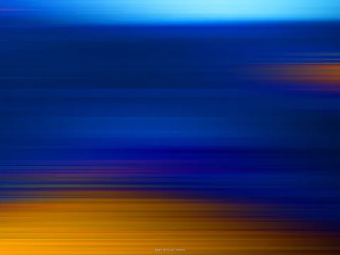 Horizontale, verwischte Streifen in Blau und Orange, oben hell, unten warm leuchtend.