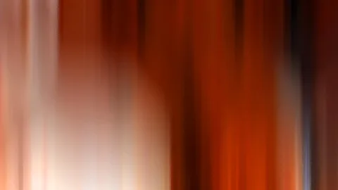 Abstrakte Komposition aus senkrechten, verwischten Streifen in Orange, Rot und Braun, links hell auslaufend ins Weiß.