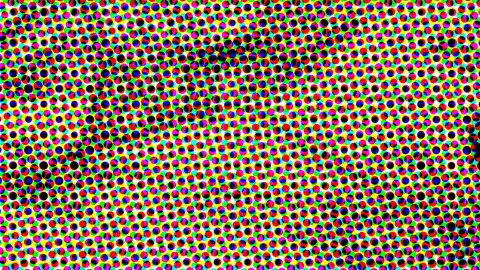 Dichtes Raster aus bunten und schwarzen Punkten auf weißem Grund, in Rot, Grün, Blau, Gelb, Cyan und Magenta.