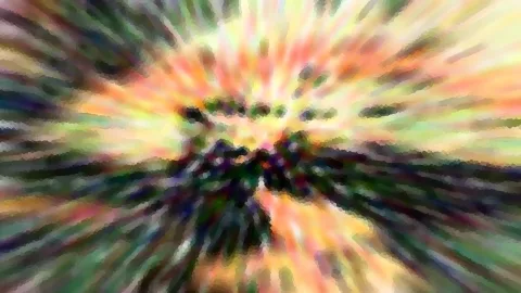 Abstrakte Komposition mit radial verlaufenden Farbstreifen in Gelb, Orange und Grün, zur Mitte hin dunkel und mit grobem Pixelraster.