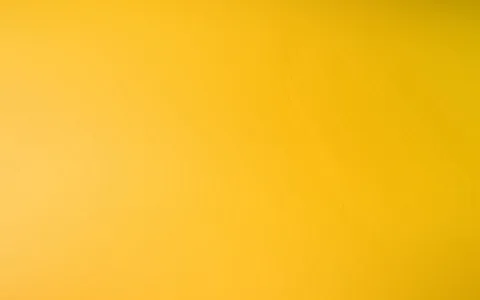Gleichmäßiger Farbverlauf von hellem Gelb bis zu Goldgelb mit feinen diagonalen Schlieren