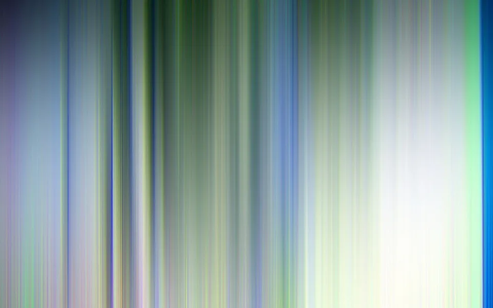 Abstrakte, vertikal verwischte Streifen in Blau, Grün, Weiß und Violett, nach rechts heller werdend.