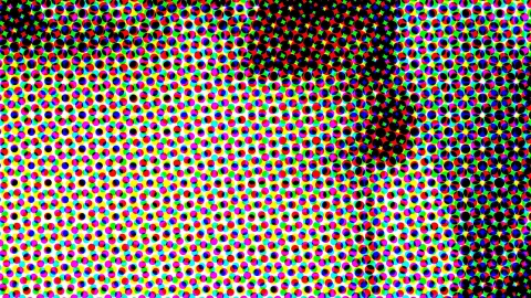 Dichtes Raster aus bunten Punkten in Rot, Grün, Blau, Gelb und Magenta, rechts oben werden die Flächen dunkel und schwarz.
