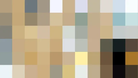 Mosaik aus quadratischen Farbfeldern in Beige, Sandtönen, Grau, Blau und Schwarz, unscharf gepixelt.