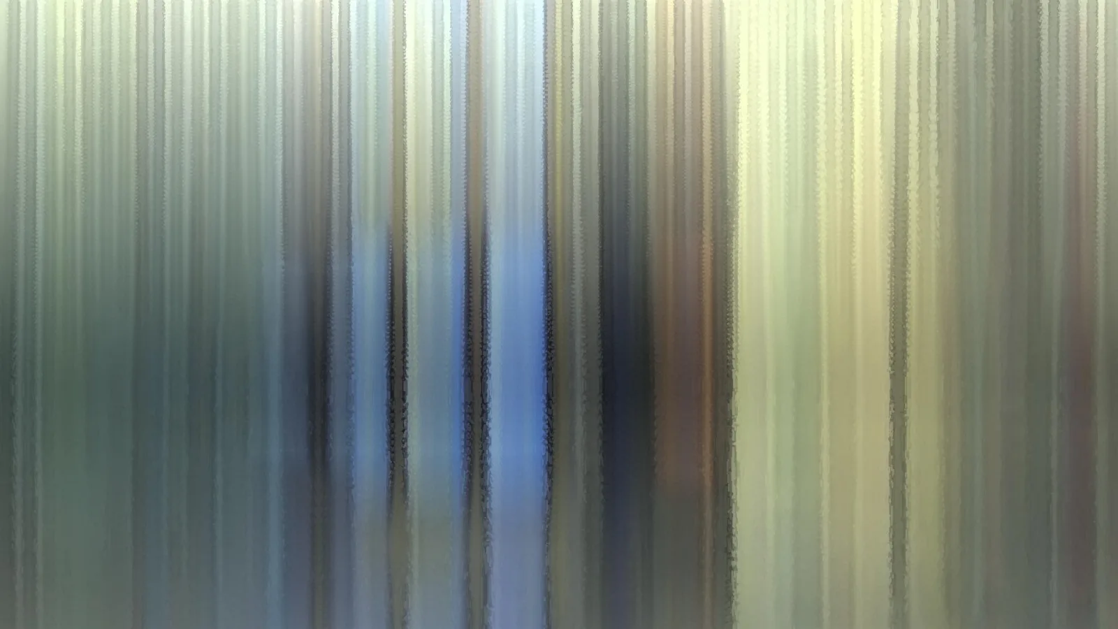Abstrakte Komposition aus vertikalen, unscharfen Streifen in Blau, Grau, Beige und Hellgelb, die von links nach rechts ineinander übergehen.