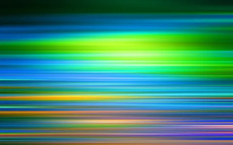 Abstrakte Komposition aus horizontal verlaufenden, unscharfen Streifen in Grün, Blau, Gelb und Violett, die von dunklem Grün oben in helle Töne übergehen.