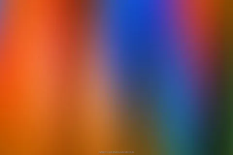 Weichgezeichneter Farbverlauf mit senkrechten Streifen in Orange, Blau, Violett und Rot, unten dunkel auslaufend.
