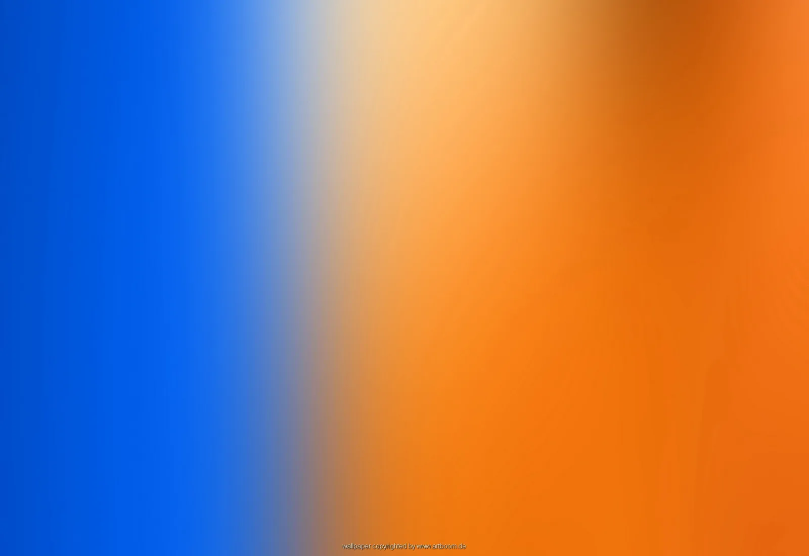 Unscharfer Farbverlauf: links kräftiges Blau, rechts warmes Orange mit hellem Lichtfleck oben in der Mitte.