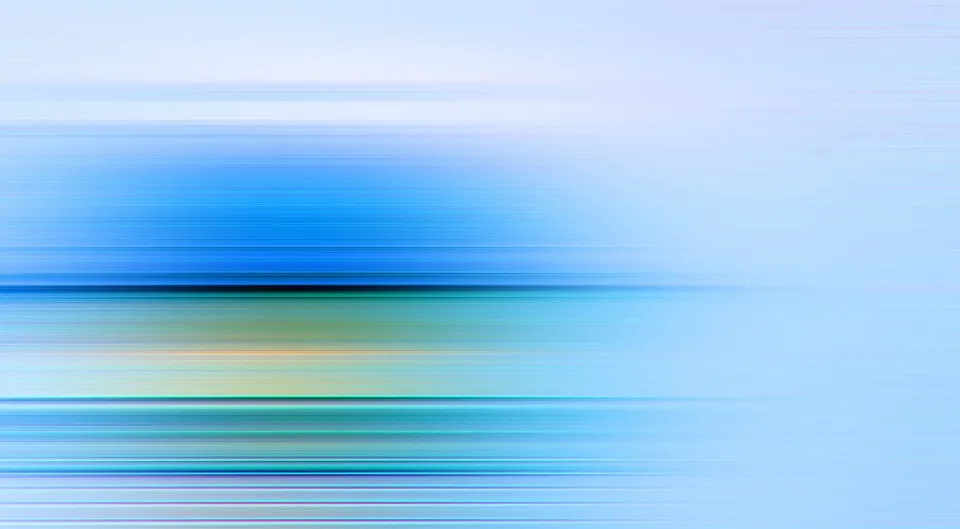 Waagerecht verwischte Streifen in Blau, Hellblau und Grün, links oben ein dunkleres blaues Feld.