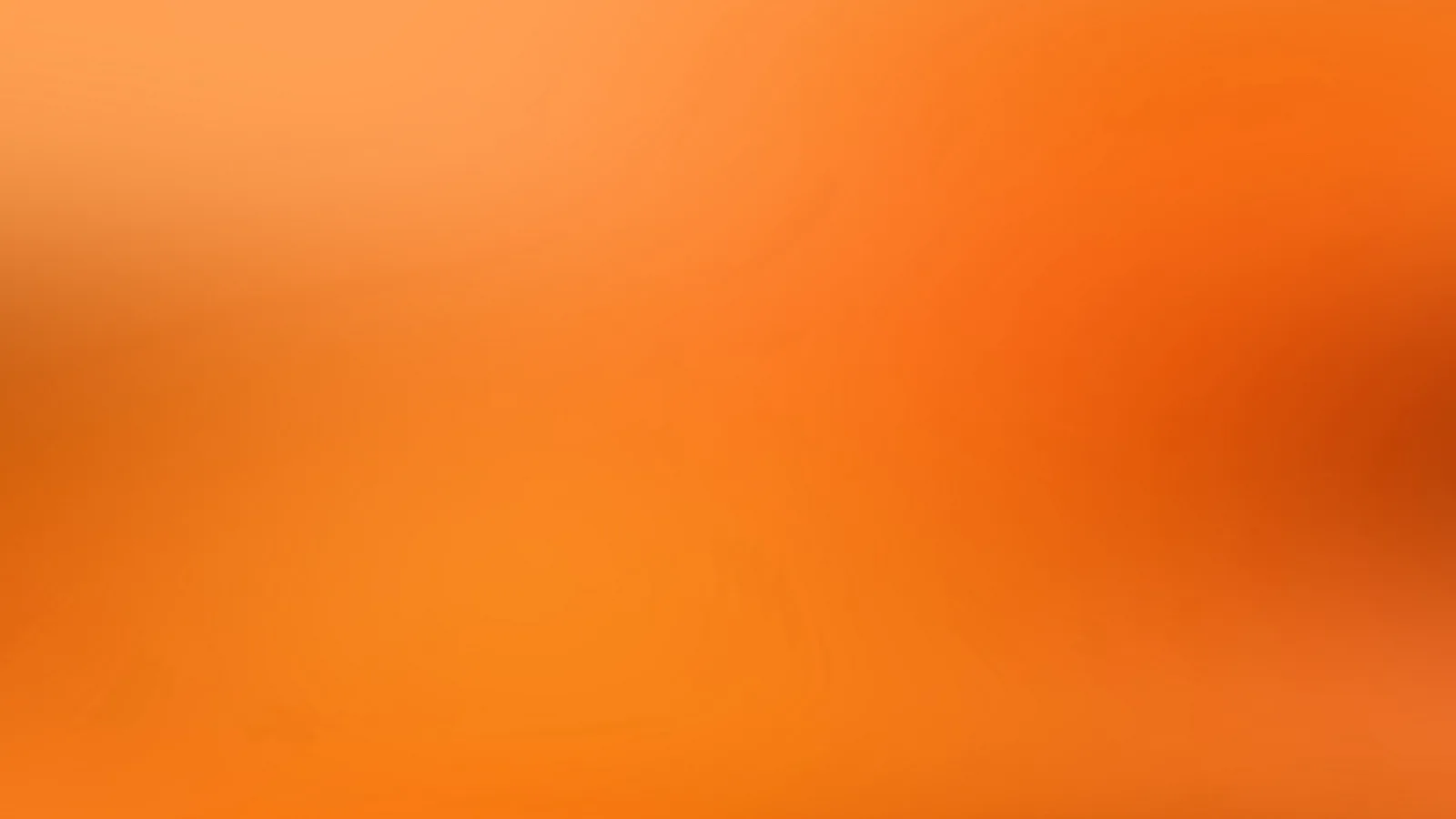Unscharfer Farbverlauf in Orange, heller oben links und dunkler rötlich rechts, ohne erkennbare Motive.