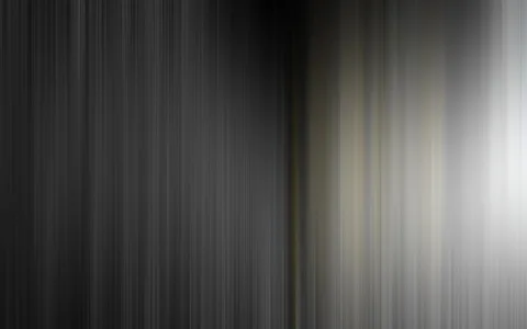 Abstrakte senkrechte Streifen in Grau, links dunkel, rechts zu einem hellen Lichtfeld aufgehellt.