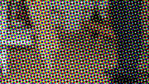 Dichtes Raster aus bunten RGB-Punkten, links hell, nach rechts in Schwarz übergehend.
