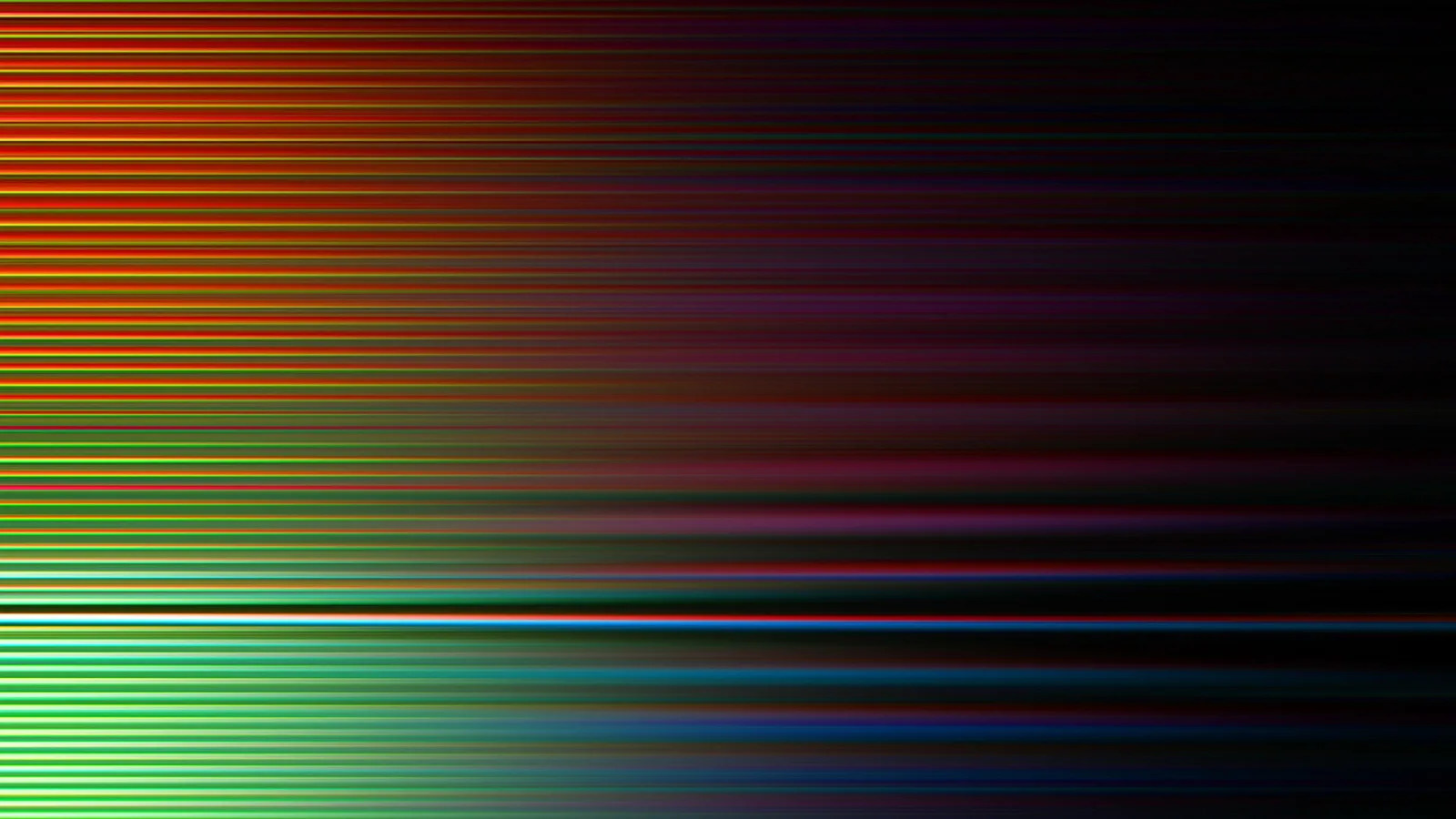 Horizontale, verwischte Linien in Rot, Orange, Grün und Blau auf schwarzem Hintergrund, links intensiver und heller, nach rechts ins Dunkle auslaufend.