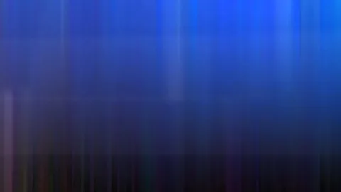 Abstrakte, senkrecht verwischte Streifen, oben in Blau, unten in dunkles Violett übergehend.