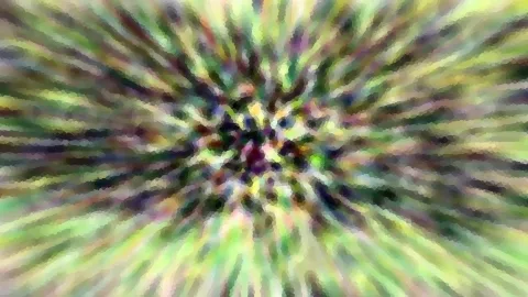 Abstrakte Komposition aus radial angeordneten, verwischten Farbstreifen in Grün, Gelb und Violett mit pixeligem Mosaikmuster