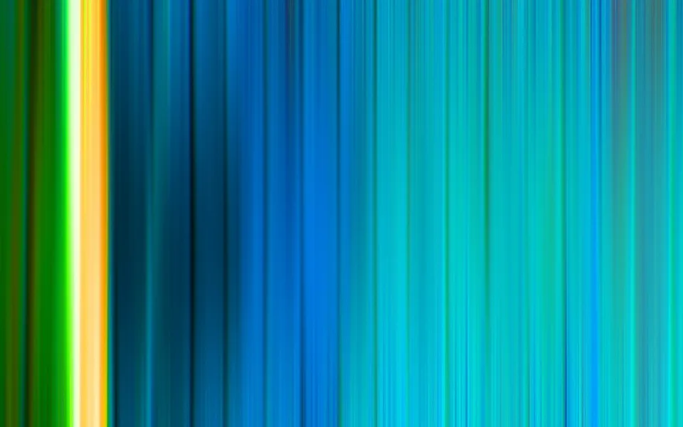 Abstrakte vertikale Streifen in Blau, Türkis und Grün, links ein helles gelbes Leuchten.