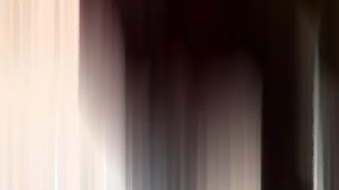 Abstrakte, vertikal verwischte Streifen in Creme, Grau und dunklem Braun.