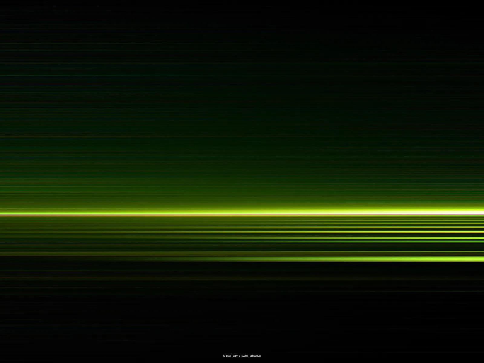 Horizontale grüne Lichtstreifen auf schwarzem Hintergrund, die Helligkeit ist in der Bildmitte am stärksten.