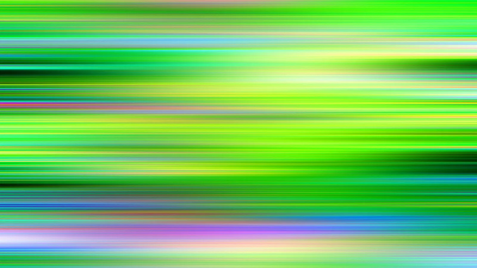 Abstrakte horizontale Schlieren in Grün, Gelb und Blau mit einzelnen violetten und rosa Streifen, unscharf verwischt.