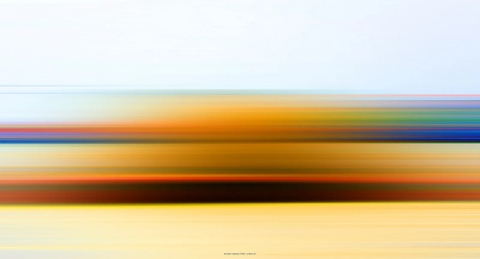 Horizontal verwischte Farbstreifen in Blau, Orange und Gelb, oben heller, leicht bewölkter Himmelsbereich.