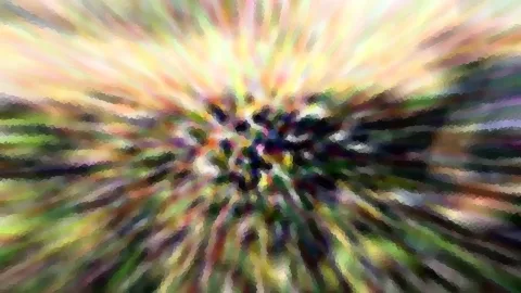 Abstrakte Komposition aus radial verlaufenden, verwischten Farbstreifen in Gelb, Grün und Violett, im Zentrum dunkle Flecken, dazu eine mosaikartige Pixelstruktur.
